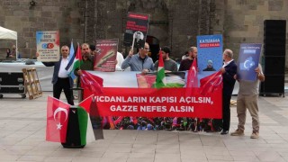 Sağlık çalışanları Gazze için yürüdü