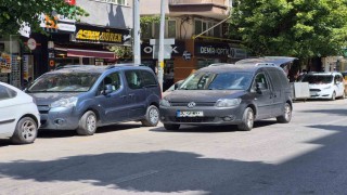 Şair Fuzuli Caddesi çift sıra parktan kurtulamıyor