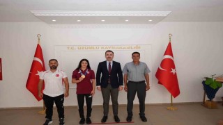 Şampiyon Elviraya tebrik