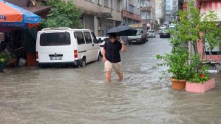 Samsun sağanağa teslim: Canikte yollar göle döndü