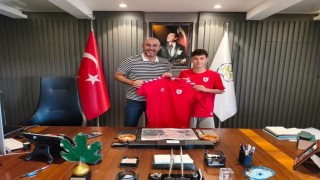 Samsunsporun genç oyuncusu Kuzeyden Başkan Zencirciye forma jesti