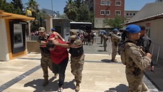 Şanlıurfada 12 kilo altın ile 2 milyon TLyi gasp eden zanlılar tutuklandı