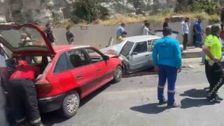 Şanlıurfada iki otomobil kafa kafaya çarpıştı: 3 yaralı