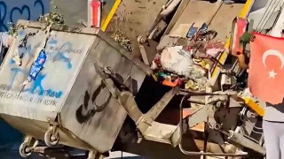 Şanlıurfa'da temizlik personelinin bayrak hassasiyeti takdir topladı