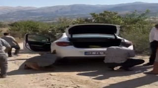 Şarampole giren otomobil halatla kurtarıldı