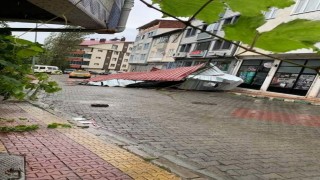 Şavşatta fırtınada uçan çatı aracın üzerine düştü
