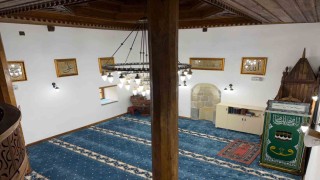Şavşatta tarihi cami Osmanlı tarzı hatlarla bezendi