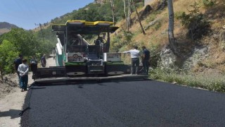 Şemdinli ve Derecikte asfalt çalışmaları sürüyor