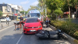 Şerit değiştiren otomobil, motosiklete arkadan çarptı