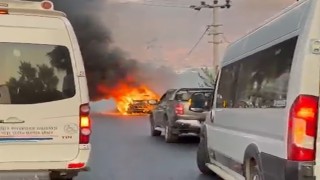 Seyir halinde alev alan araç demir yığınına döndü