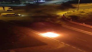 Seyir halindeki motosiklet alev alev yandı