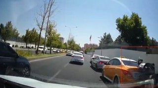 Seyir halindeki motosikletin fren yapan otomobile çarpması kamerada