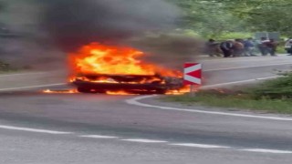 Seyir halindeki otomobil alev topuna döndü