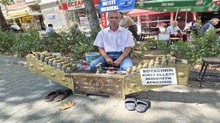 Seyyar ayakkabı boyacısının astığı yazı çevrede dikkat çekiyor