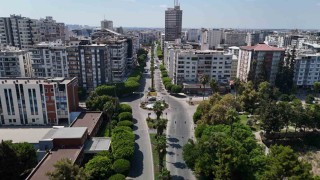 Sıcak hava Adananın simge noktalarını sessizliğe bürüdü