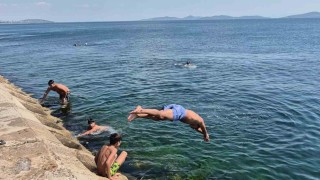 Sıcaktan bunalan İstanbullular kendini Caddebostan Sahiline attı