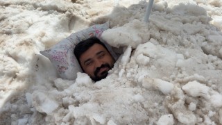 Sıcaktan kaçıp karın içine girdi! Erzincanda ilginç serinleme