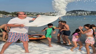 Sıcaktan kavrulan Bodrumda sahile 2 ton buz döküldü