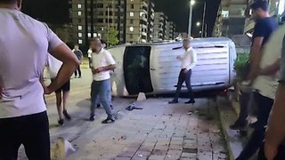 Siirtte araç kaldırıma çıkıp yan yattı