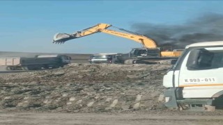 Siirtte demir yolu inşaatında iş makinesi yandı