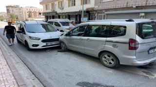 Siirtte iki hafif ticari araç kafa kafaya çarpıştı: 1 yaralı