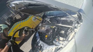 Siirtte seyir halindeki hafif ticari aracın motoru alev aldı