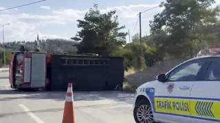 Sinopta bariyere çarpan söndürme aracı yan yattı: 1 yaralı