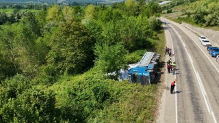 Sinopta kontrolden çıkan tır yan yattı: 3 yaralı