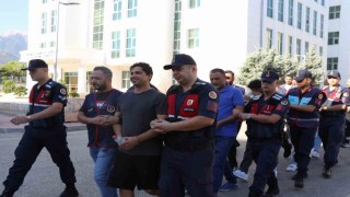 Sırıtarak girdiği adliye binasından tutuklanarak çıktı