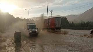 Sivasta sağanak yolları göle çevirdi, sürücüler zor anlar yaşadı