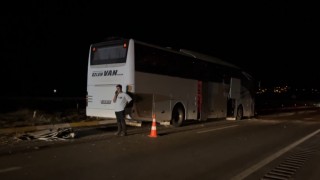 Sivasta yolcu otobüsü otomobil ile çarpıştı: 2 yaralı