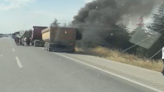 Sivrihisarda seyir halindeki tırın dorse lastiği tutuştu