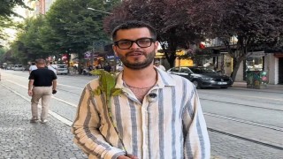 Sokakta iguana gören çocuklar yanına koştu