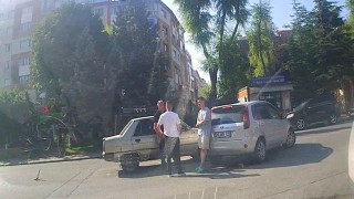 Sokaktan caddeye çıkan otomobil seyir halindeki diğer otomobil ile çarpıştı