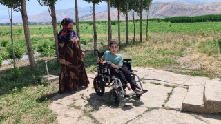 Spina Bifida hastalığı bulunan Yusufa akülü sandalye desteği