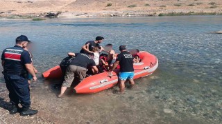 Su seviyesinin yükselmesiyle mahsur kalan 10 kişi botla kurtarıldı