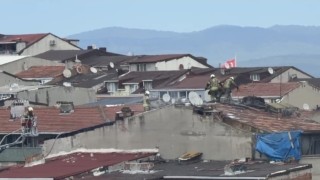 Sultangazide çatı tadilatı sırasında yangın çıktı: Bir vatandaş yangına su dökerek müdahale etti