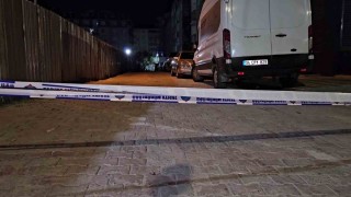 Sultangazide inşaat sahasında toprak kayınca yolda çatlama meydana geldi