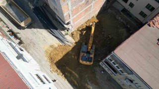 Sultangazide temel kazısı sırasında zarar gören binanın çevresindeki 3 bina daha tahliye edildi