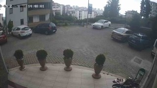 Sürücü fren yerine gaza basınca araç site duvarından aşağı uçtu: 1i çocuk 3 yaralı