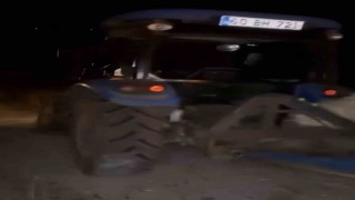 Sürücülerin kazayı fark etmesi için yola saman balyası koyarken otomobil çarptı