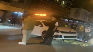 Sürücüsünün kontrolünden çıkan otomobil mantar duba üzerinde askıda kaldı