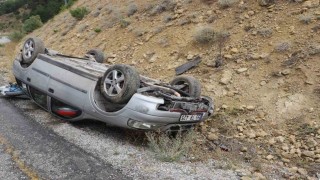 Takla atan otomobildeki 2 kişi ölümden döndü