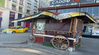 Tarihi büfe otobüs çarpmasıyla hasar gördü