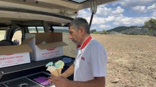 Tarlaya dondurma servisi: Mobil dondurmacı sıcak altında çalışan çiftçileri serinletiyor