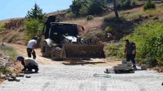 Tarsusta kırsal mahallelerin yolları parkeyle yenileniyor