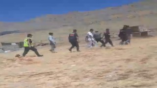 Taşlı saldırıdan kurtulmak için traktörü grubun üzerine süren şahıs tutuklandı