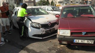 Tavşanlıda iki otomobil kavşakta çarpıştı: 1 yaralı