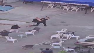 Taziye evinde husumetlilerini tabancayla kovaladı
