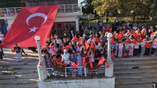 TCG Anadolu ve TCG Heybeliada Yalovada vatandaşları selamladı